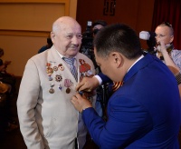 Шолбан Кара-оол вручил ветеранам Великой Отечественной памятные юбилейные  медали в ознаменование 100-летия единения России и Тувы