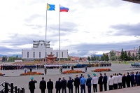 В Туве рабочий день начался с торжественного построения и поднятия флага России 