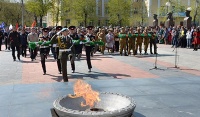 В столице Тувы   состоялась торжественная церемония возложения венков  к мемориалу павшим  воинам. Кызыл. 8 мая 2014 года.