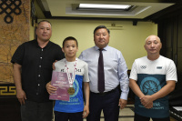 Глава Тувы встретился с чемпионом Европы среди юниоров Чингисом Сарыгларом